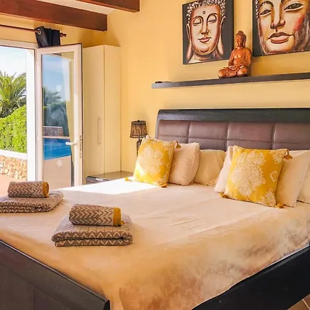 Binibequer Vell Sleeps 14 Air Con Wifi